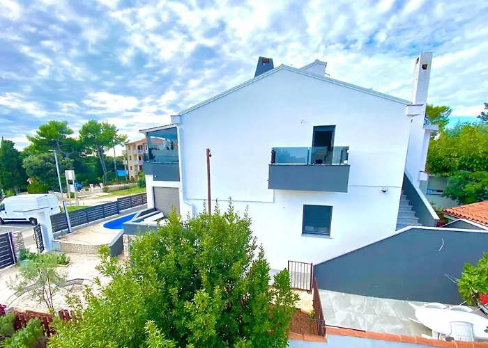 Sanja - With A Large Covered Terrace And Pool Διαμέρισμα Banjole
