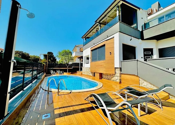 Διαμέρισμα Sanja - With A Large Covered Terrace And Pool