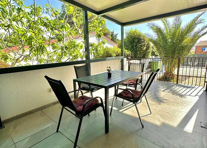 Sanja - With A Large Covered Terrace And Pool Διαμέρισμα Banjole