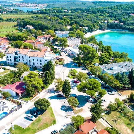 Apartment Sanja - With A Large Covered Terrace And Pool Banjole