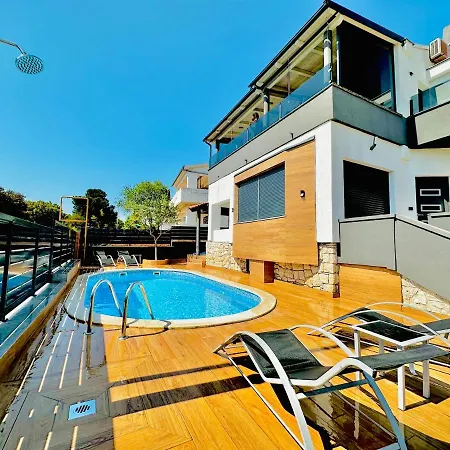 Apartment Sanja - With A Large Covered Terrace And Pool